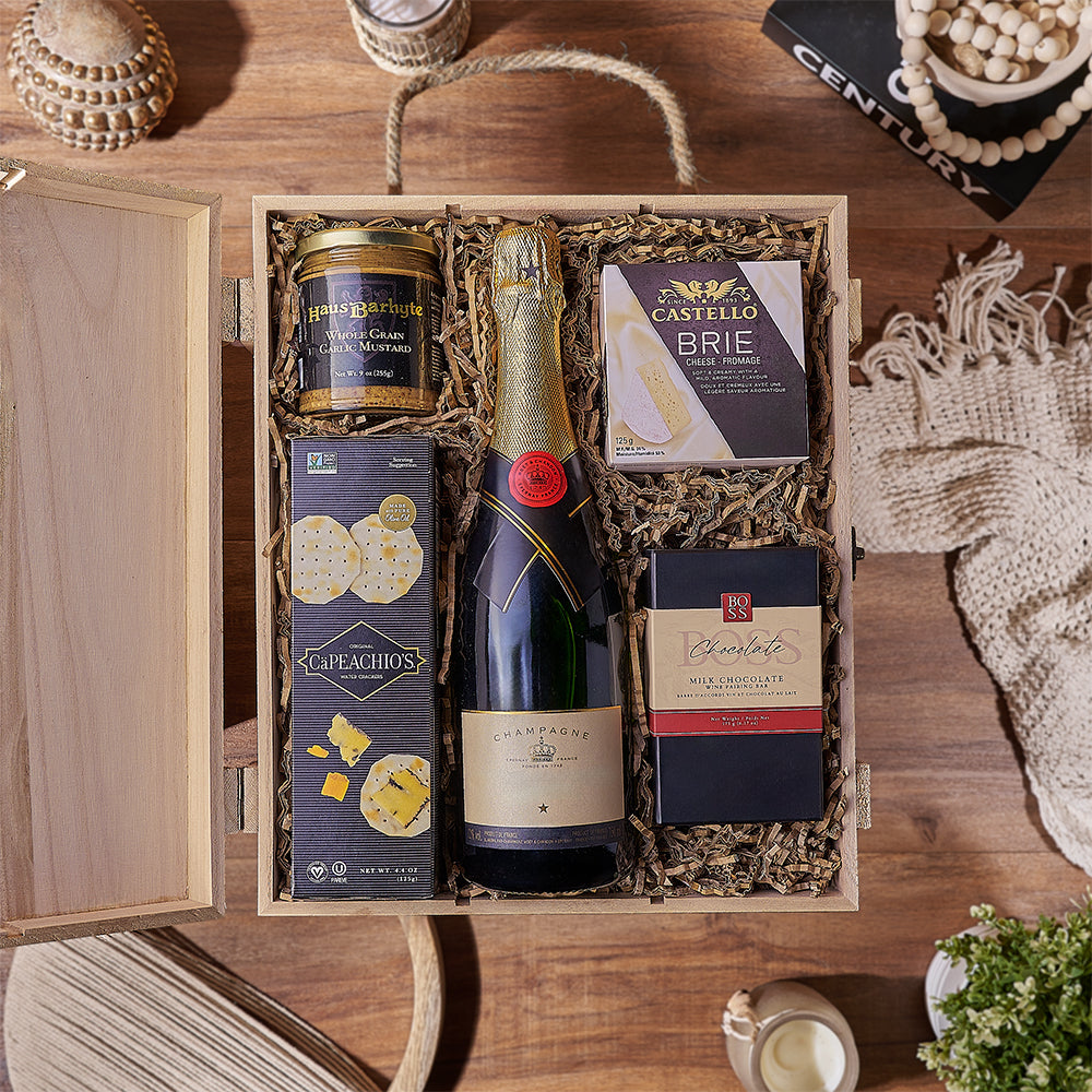 Deluxe Sparkling Wine Gift with Castello Brie and Gourmet Treats – how the gift is presented