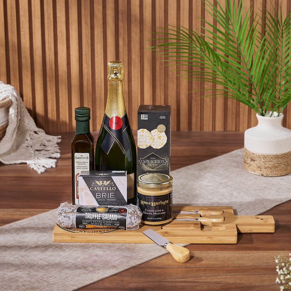Sparkling Wine Basket with Cheese Board – how the gift is presented