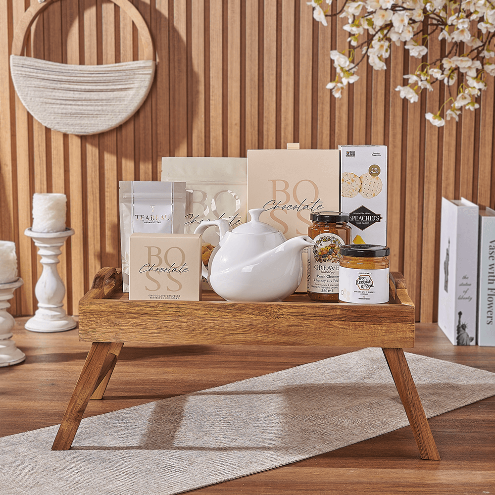 Halal Snack Tray with Tea Pot – how the gift is presented