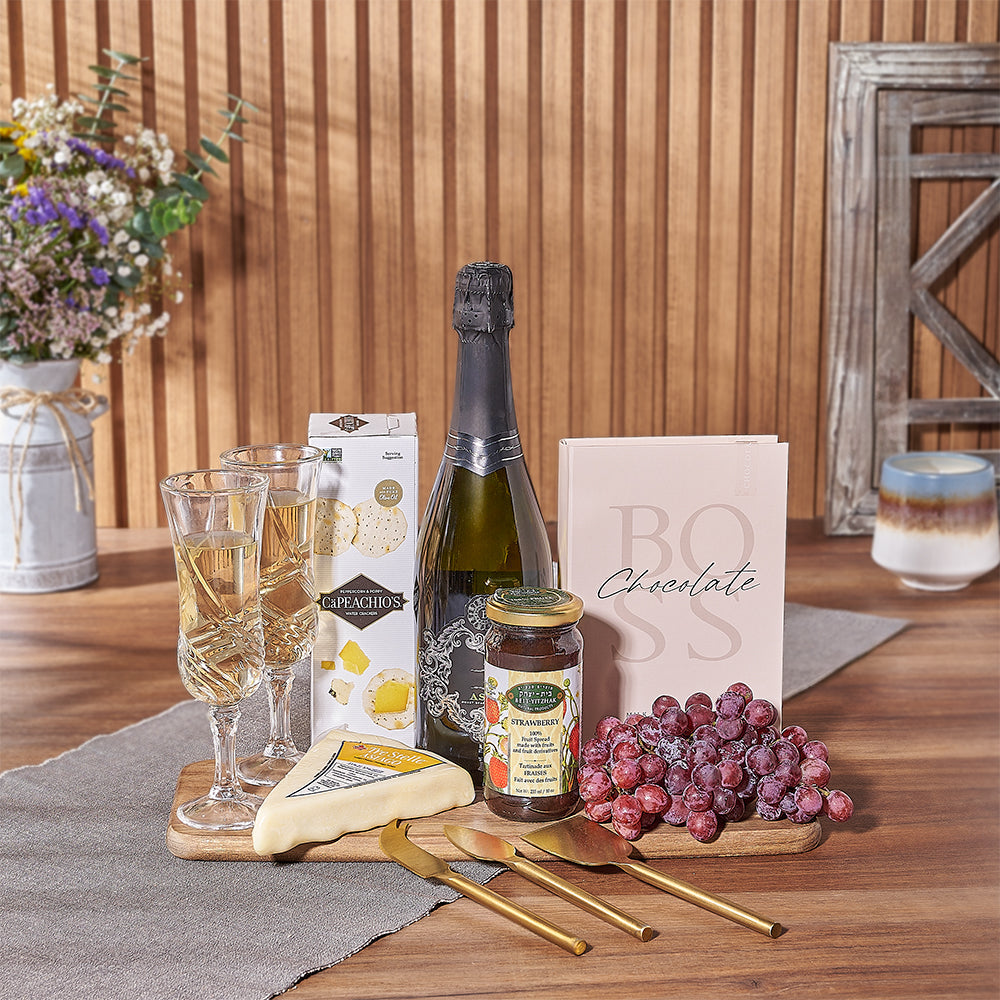 Charcuterie Basket with Kosher Sparkling Wine – how the gift is presented