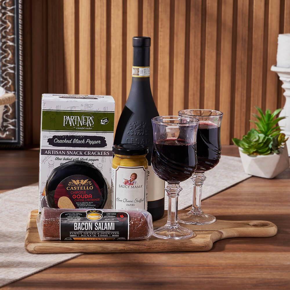 Wine Basket with Crackers and Cheese – how the gift is presented