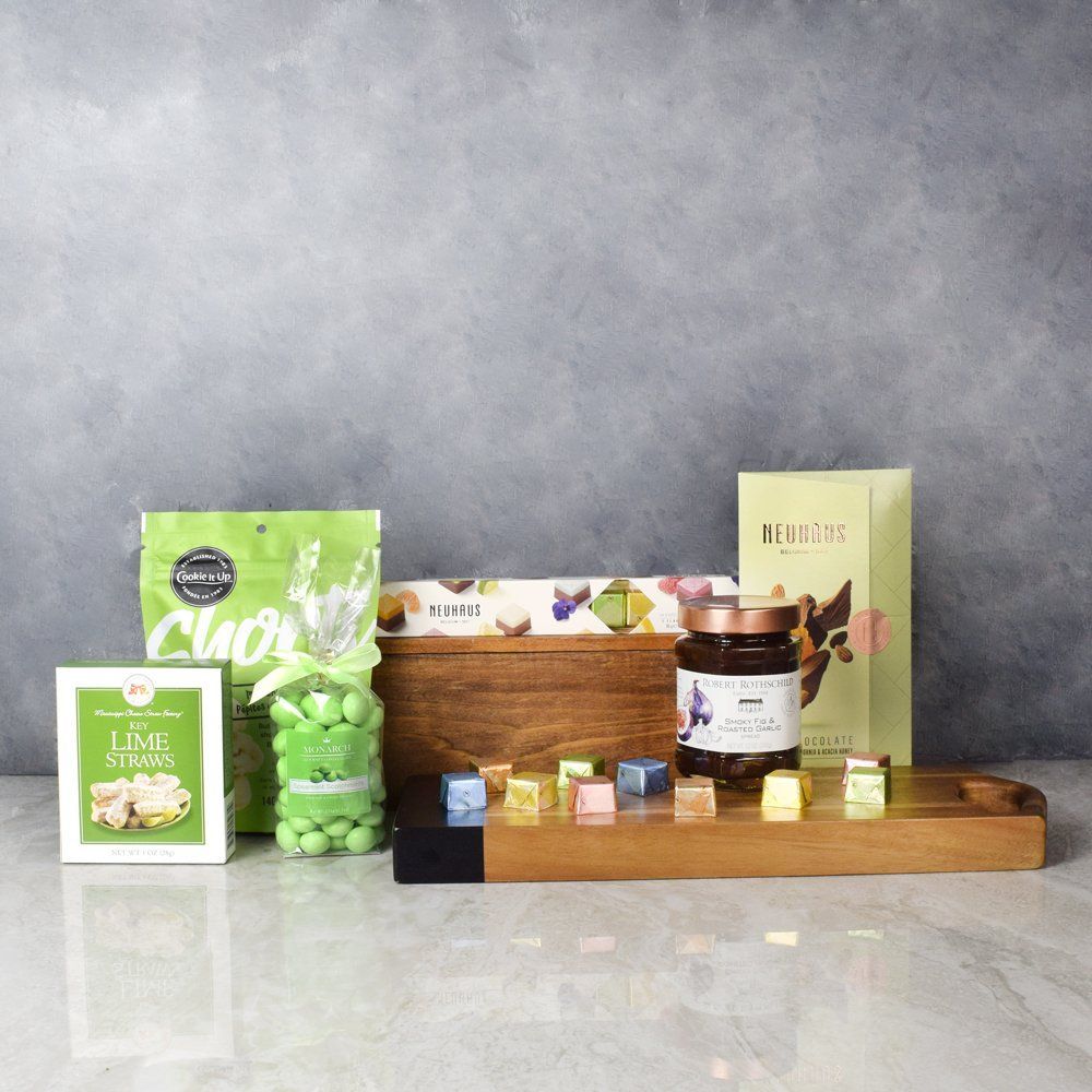 Gourmet Chocolate Box with Acacia Board – how the gift is presented