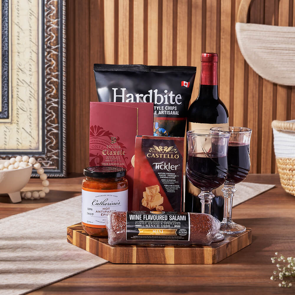 Wine Basket with Cheese and Salami – how the gift is presented