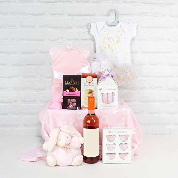 Mom and Baby Girl Wine Gift Basket with Shortbread and Strawberries – how the gift is presented