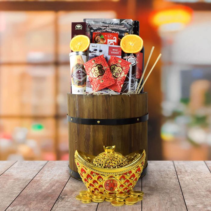 Wine and Treats Wooden Basket – how the gift is presented