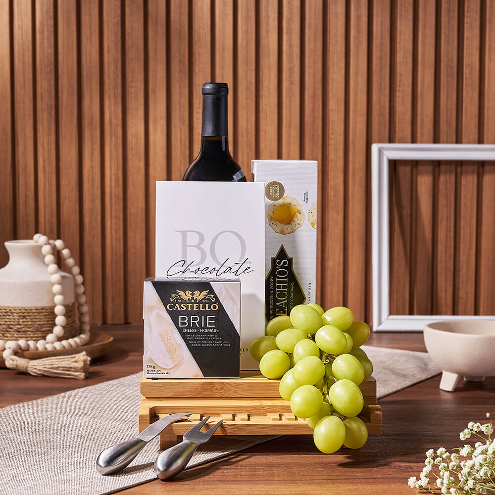Chocolate and Brie Cheese Wine Basket – how the gift is presented