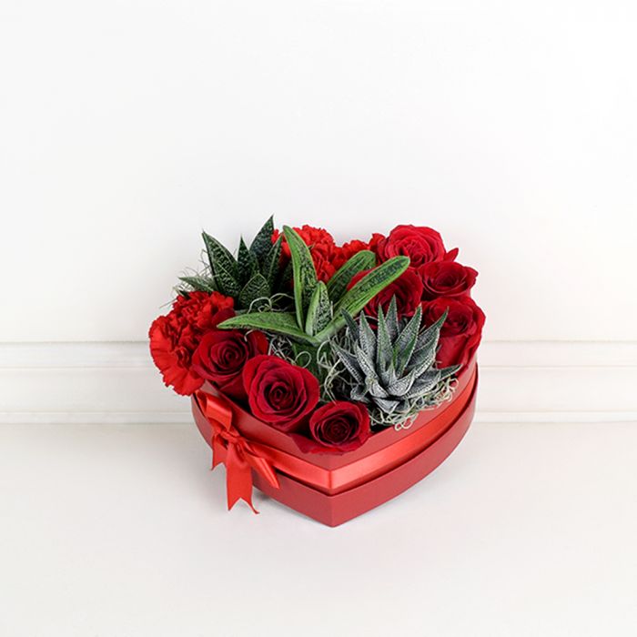 Rose and Carnation Heart Box – how the gift is presented